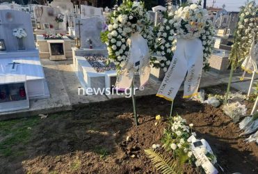 Ημαθία: “Ράγισαν” καρδιές στην κηδεία του βρέφους στο Μακροχώρι – Δεν επέτρεψαν να παραστεί ο πατέρας του (ΦΩΤΟ)