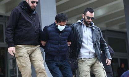 Γυναικοκτονία στην Θεσσαλονίκη: “Θα τον σκότωνα αν ήμουν στο τμήμα”, λέει η μητέρα του συντρόφου της 41χρονης (ΒΙΝΤΕΟ)