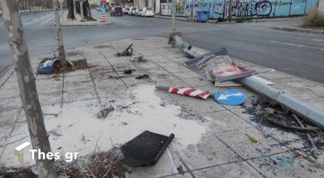 Τροχαίο στην Θεσσαλονίκη: Οχημα έπεσε σε σηματοδότη και ανετράπη