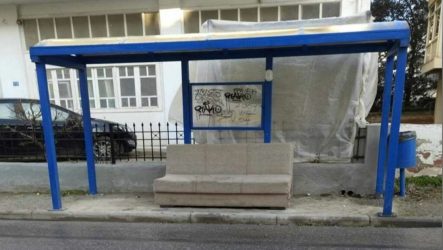 Θεσσαλονίκη: Παράτησαν… καναπέ σε στάση του ΟΑΣΘ (ΒΙΝΤΕΟ)