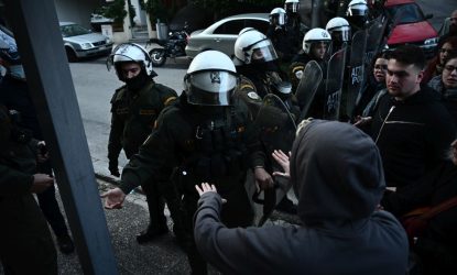 Εξωση στην Ιωάννα Κολοβού – Συνελήφθη η δημοσιογράφος (ΒΙΝΤΕΟ & ΦΩΤΟ)