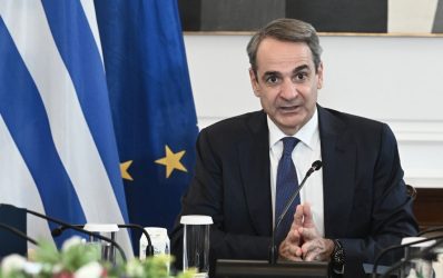 Μητσοτάκης για αγρότες: “Θα ξύσουμε τον πάτο του βαρελιού για να μειώσουμε τους παράγοντες κόστους”