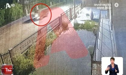 Μεσολόγγι: Η στιγμή που ο Μπάμπης επιβιβάζεται στο αυτοκίνητο του κρεοπώλη (ΒΙΝΤΕΟ)
