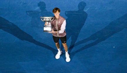 Australian Open: Ο Σίνερ κέρδισε με ανατροπή τον Μεντβέντεφ (3-2) και πανηγύρισε τον πρώτο του τίτλο (ΒΙΝΤΕΟ)