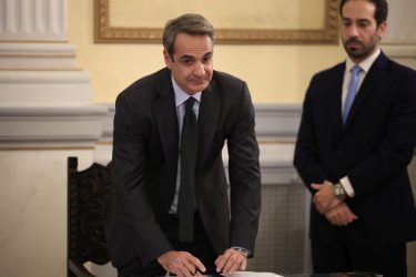 “Φρένο” στο νομοσχέδιο για τα ομόφυλα ζευγάρια από τον Μητσοτάκη – «Πρώτα θα εξηγήσουμε τι θέλουμε να κάνουμε»