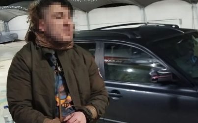 Ανάβυσσος: Η στιγμή που ο 29χρονος έχει μόλις διαφύγει από τους απαγωγείς του – Εχει μονωτική ταινία στον λαιμό (ΦΩΤΟ)