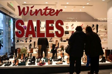 Χειμερινές εκπτώσεις: Ανοιχτά σήμερα (14/1) τα εμπορικά καταστήματα