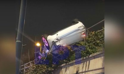 Σοβαρό τροχαίο στην Ηλιούπολη – Αυτοκίνητο κρεμάστηκε στις μπάρες (ΒΙΝΤΕΟ)