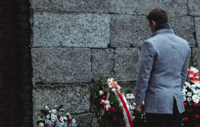 Στο Αουσβιτς ο Κασσελάκης: “Ο αγώνας απέναντι στο μίσος και τη μισαλλοδοξία είναι διαρκής”