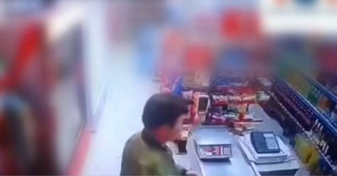 Φως στο Τούνελ: Κάμερα ασφαλείας κατέγραψε τις κινήσεις του κρεοπώλη σε mini market στο Μεσολόγγι (ΒΙΝΤΕΟ)