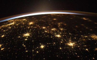 NASA: Ελαμψε η Γη την Πρωτοχρονιά – Εντυπωσιακές εικόνες από το διάστημα