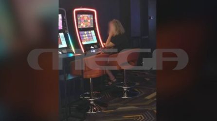Κωνσταντίνος Πολυχρονόπουλος: «Αν πήγα κάπου μαζί του, να σας εξηγήσει ο ίδιος», λέει η γυναίκα που έπαιζαν μαζί “φρουτάκια” (ΒΙΝΤΕΟ)