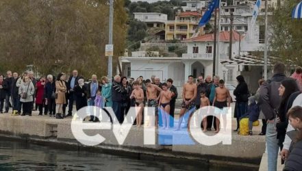 Θεοφάνεια: Μαθητής έπιασε πρώτος τον Σταυρό σε παραλία της Εύβοιας (ΒΙΝΤΕΟ)