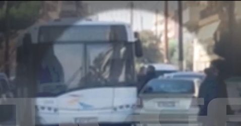 Θεσσαλονίκη: Οδηγός λεωφορείου πιάστηκε στα χέρια με οδηγό αυτοκινήτου μετά από τροχαίο (ΒΙΝΤΕΟ)