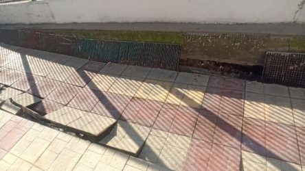 Θεσσαλονίκη: Η γη “κατάπιε” το έδαφος σε αυλή δημοτικού σχολείου (ΦΩΤΟ)