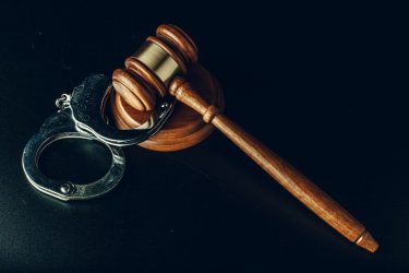 χειροπέδες σύλληψη αστυνομία δικαιοσύνη