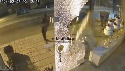 Θεσσαλονίκη: Διαρρήκτες έσπασαν την τζαμαρία και εισέβαλαν σε κατάστημα (ΒΙΝΤΕΟ)