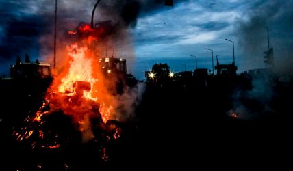 Αγρότες: Νέο μπλόκα στην Λάρισα – Εκαψαν παλέτες και μπάλες από άχυρο (ΒΙΝΤΕΟ & ΦΩΤΟ)