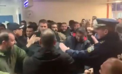 Αλεξανδρούπολη: Αγρότες εισέβαλαν στο αεροδρόμιο – Θέλουν να συναντήσουν τον Αυγενάκη (ΒΙΝΤΕΟ)