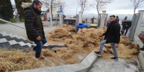 Αγρότες πέταξαν άχυρα και κοπριά έξω από το κτήριο της Περιφέρειας Δυτικής Μακεδονίας (ΒΙΝΤΕΟ)