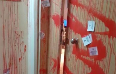 Θεσσαλονίκη: Πέταξαν μπογιές στο γραφείο της Ελενας Ράπτη (ΦΩΤΟ)
