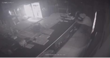 Θεσσαλονίκη: Διαρρήκτης “κατέβασε” τζαμαρία ψητοπωλείου στον Εύοσμο (ΒΙΝΤΕΟ)