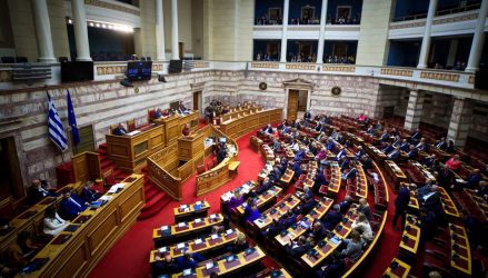 Βουλή: Ετσι ψήφισαν οι βουλευτές των κομμάτων στο νομοσχέδιο για τα ομόφυλα ζευγάρια