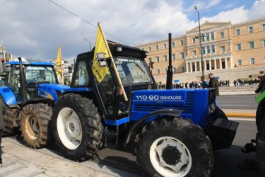 Εφτασαν στο Σύνταγμα οι πρώτοι αγρότες με τα τρακτέρ τους (BINTEO & ΦΩΤΟ)