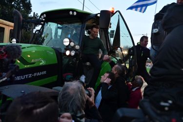 Στο συλλαλητήριο στο Σύνταγμα ο Κασσελάκης – Μπήκε σε τρακτέρ και φωτογραφήθηκε με αγρότες (ΒΙΝΤΕΟ & ΦΩΤΟ)