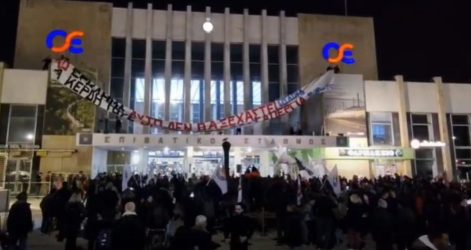 Θεσσαλονίκη: Συγκέντρωση διαμαρτυρίας έξω από τον ΟΣΕ για την πολύνεκρη τραγωδία στα Τέμπη (ΒΙΝΤΕΟ)