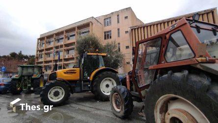 Με τρακτέρ στην κεντρική πλατεία Λάρισας οι αγρότες του κόμβου Πλατυκάμπου