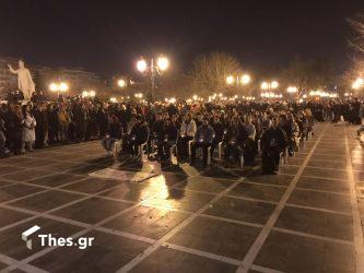 Θεσσαλονίκη: 57 καρέκλες που δεν πρέπει να αδειάσουν στη μνήμη των θυμάτων των Τεμπών (ΦΩΤΟ)