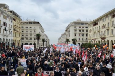 Θεσσαλονίκη: Μεγάλη συγκέντρωση διαμαρτυρίας για την πολύνεκρη τραγωδία στα Τέμπη (ΒΙΝΤΕΟ & ΦΩΤΟ)