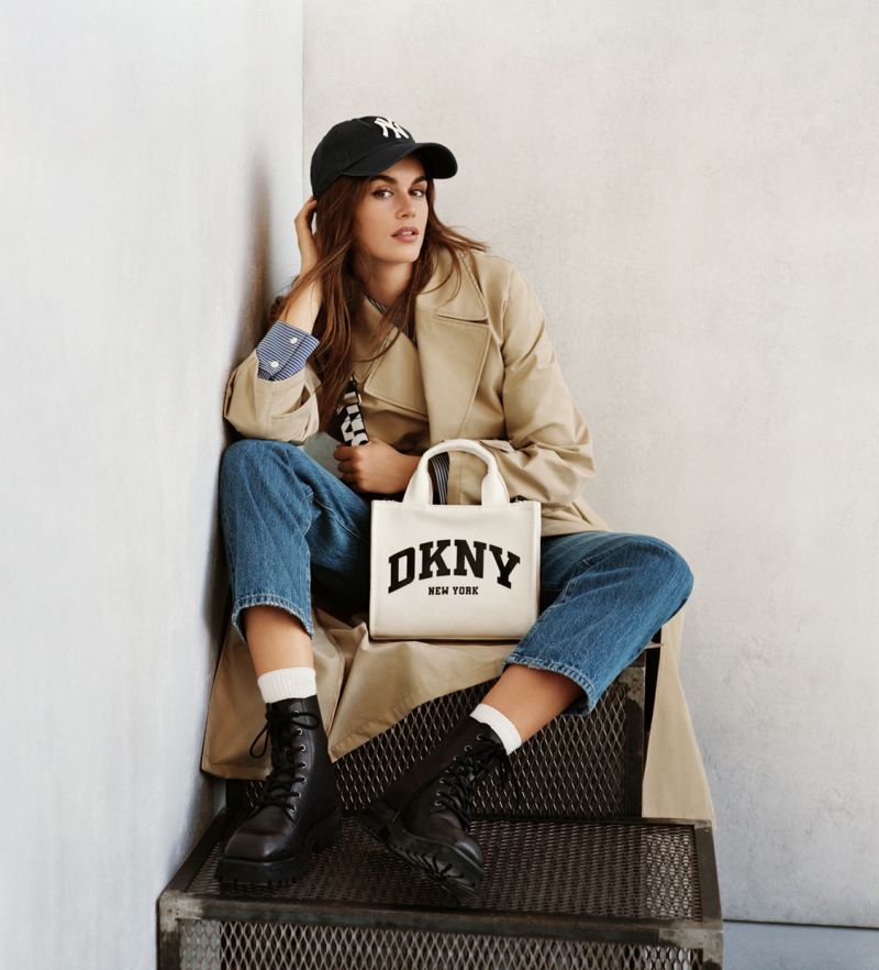 Η KAIA GERBER ΦΕΡΝΕΙ ΜΙΑ ΝΕΑ ΕΠΟΧΗ ΓΙΑ ΤΗΝ DKNY ρούχα άνοιξη συλλογή 2024