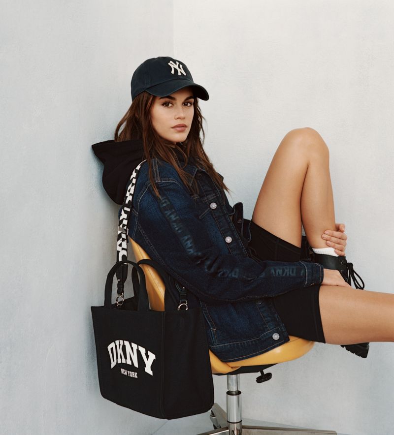 Η KAIA GERBER ΦΕΡΝΕΙ ΜΙΑ ΝΕΑ ΕΠΟΧΗ ΓΙΑ ΤΗΝ DKNY ρούχα άνοιξη συλλογή 2024