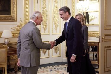 Ευχές Μητσοτάκη στον βασιλιά Κάρολο: «Εύχομαι γρήγορη και πλήρη ανάρρωση»