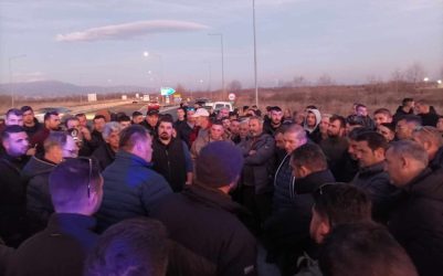 Σέρρες: Στον κόμβο Στρυμονικού παρατάχθηκαν οι αγρότες που έφυγαν από τη Θεσσαλονίκη