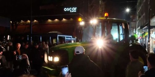 Αγρότες: Εφτασαν στο κέντρο της Καρδίτσας με τα τρακτέρ τους – Εριξαν γάλα και άχυρα στο δρόμο (ΒΙΝΤΕΟ)