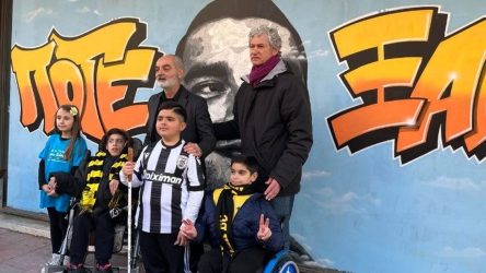 Μικροί φίλαθλοι άφησαν λουλούδια στο σημείο δολοφονίας του Αλκη και έστειλαν ηχηρό μήνυμα (ΦΩΤΟ)