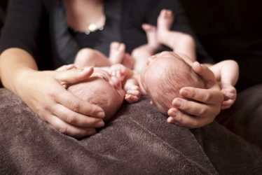 Επίδομα γέννας: Oι μητέρες που θα το πάρουν αυξημένο