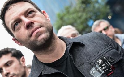 Κασσελάκης για Μητσοτάκη: «Τον καλώ σήμερα να σεβαστεί τον πόνο των οικογενειών και να μην τους προκαλεί»