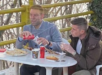 Στέφανος Κασσελάκης και Τάιλερ Μάκμπεθ απόλαυσαν σάντουιτς δίπλα στη γέφυρα Σερβίων (ΦΩΤΟ)