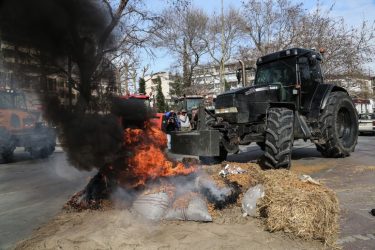 Αγρότες έκαψαν λάστιχα και άχυρα στην κεντρική πλατεία της Λάρισας (ΦΩΤΟ)