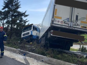Λάρισα: Νταλίκα εξετράπη στον κόμβο της Γυρτώνης – Στο νοσοκομείο ο οδηγός (ΦΩΤΟ)