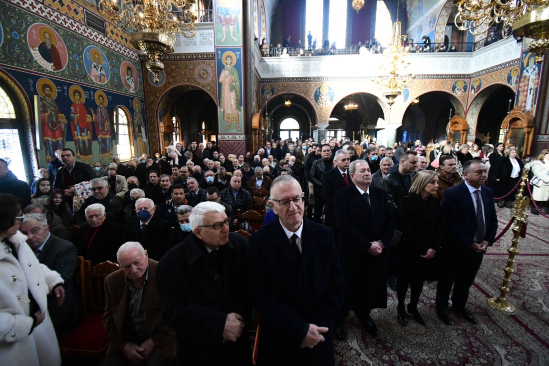 Λάρισα: Αγνωστοι έγραψαν υβριστικά συνθήματα στον Μητροπολιτικό Ναό του Αγίου Αχιλλίου