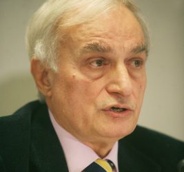 Στο νοσοκομείο ο Μανώλης Μαυρομμάτης και η σύζυγός του μετά από φωτιά στο διαμέρισμά τους