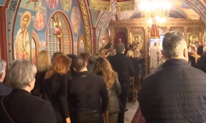 Θεσσαλονίκη: Μνημόσυνο για τα θύματα των Τεμπών στον τερματικό σταθμό του μοιραίου τρένου