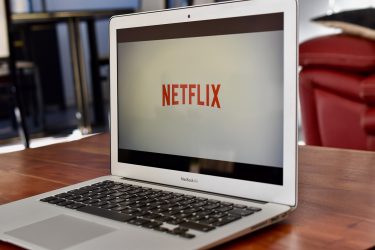 Οι 4 σειρές που βλέπουν όλοι σήμερα στο Netflix (ΒΙΝΤΕΟ)