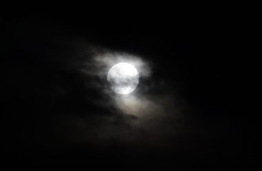 «Φεγγάρι του Χιονιού»: Εντυπωσιακή στον ουρανό η Πανσέληνος Φεβρουαρίου (ΦΩΤΟ)