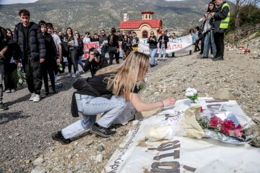 Τέμπη: Στο σημείο της τραγωδίας φοιτητές από όλη τη χώρα – «Το έγκλημα δεν θα ξεχαστεί» (ΒΙΝΤΕΟ & ΦΩΤΟ)